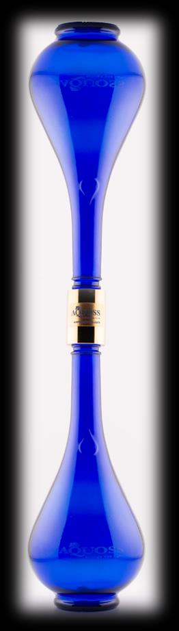 AQUOSS Vital-mobil Gold zwischen blauen Murano-Glasflaschen