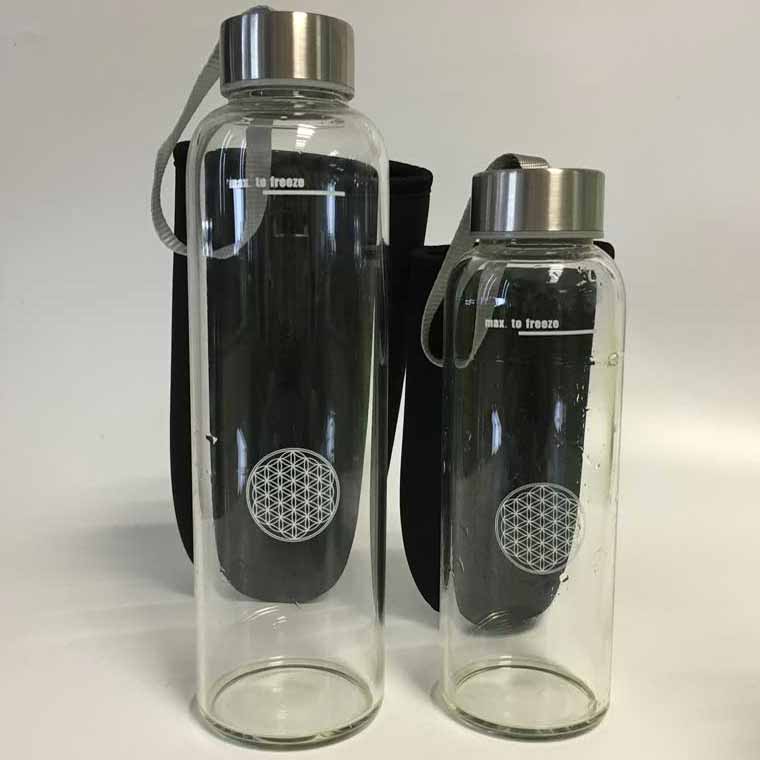 Saftflasche "Sina" aus Borosilikatglas mit Blume des Lebens (Hitze & Kältefest)